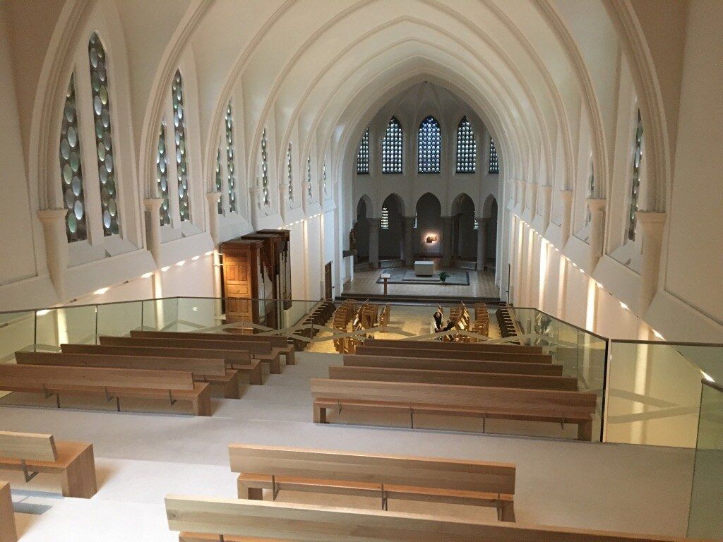 Église abbatiale du Mont des Cats, nef lumineuse et bancs, sonorisée par Céleste