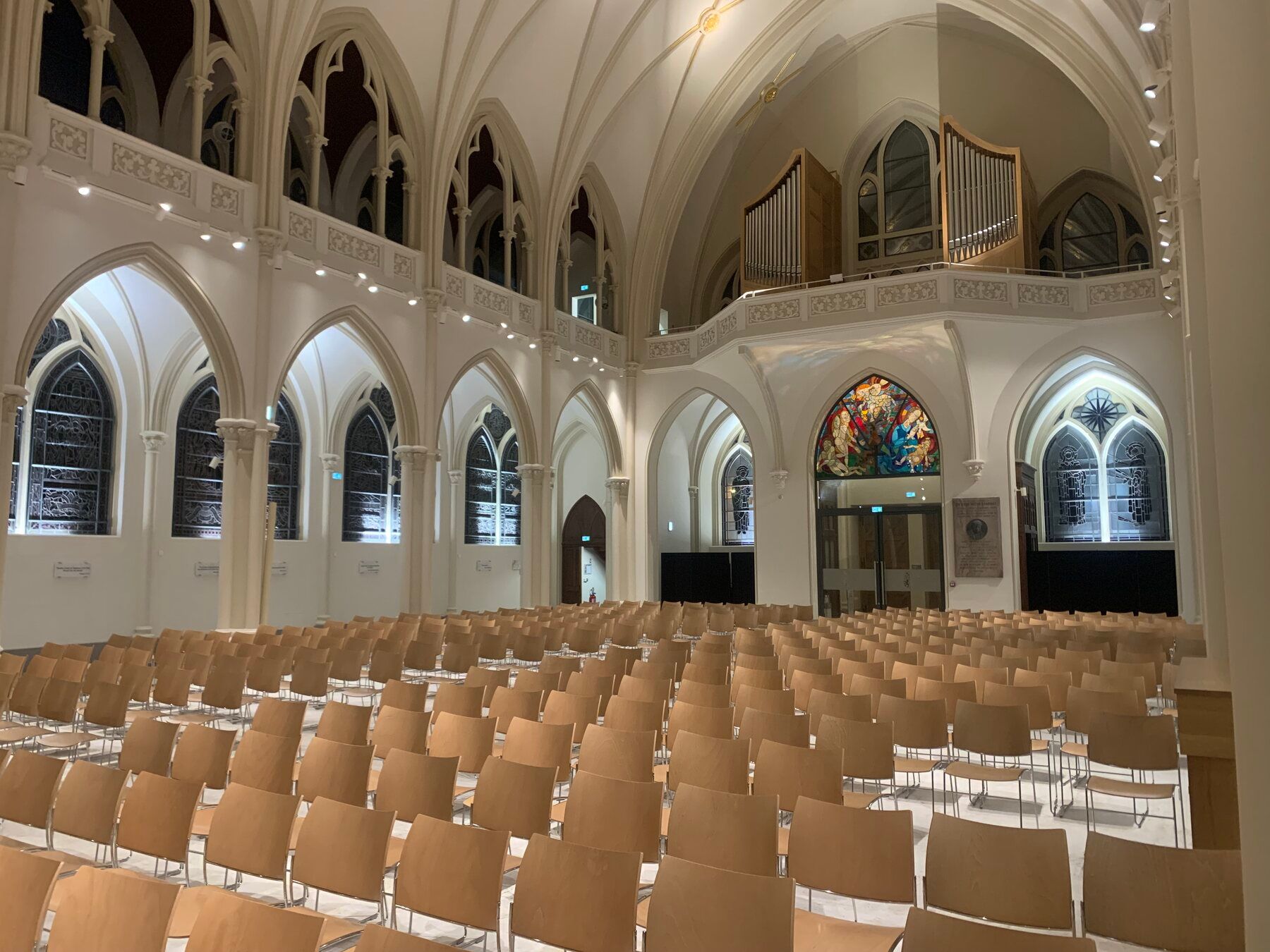 Arcades et vitraux de la chapelle Saint-Joseph de l’Université catholique de Lille, sonorisée par Céleste