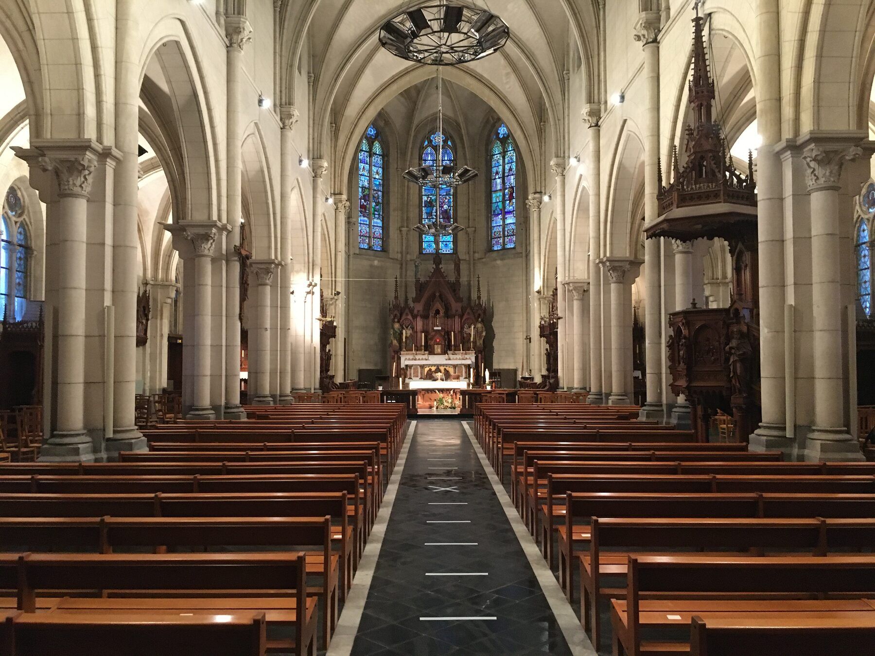 Nef et chœur d’une église sonorisée par Céleste