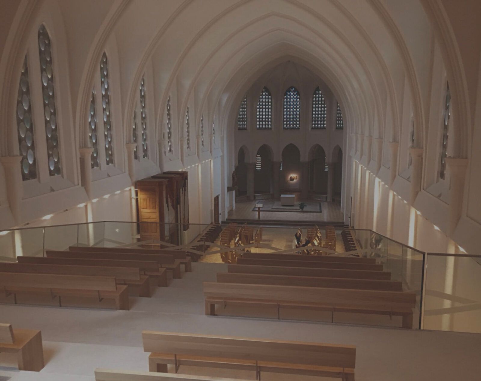Nef d’église baignée de lumière