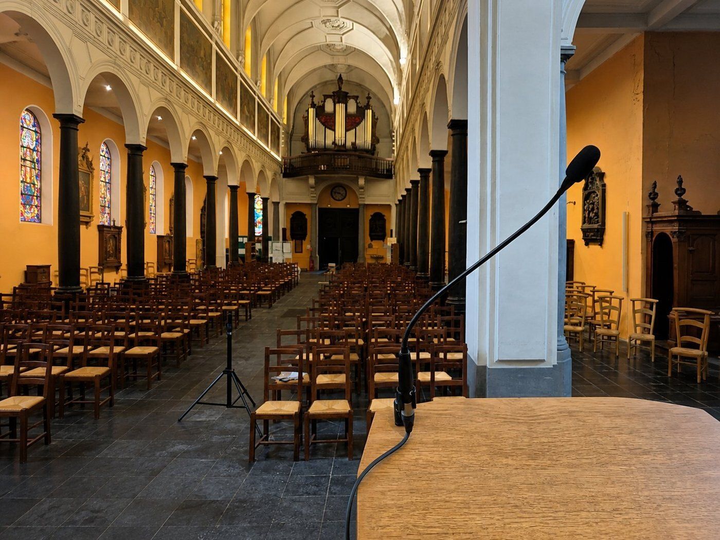 Micro de célébration discret devant la nef d’une église