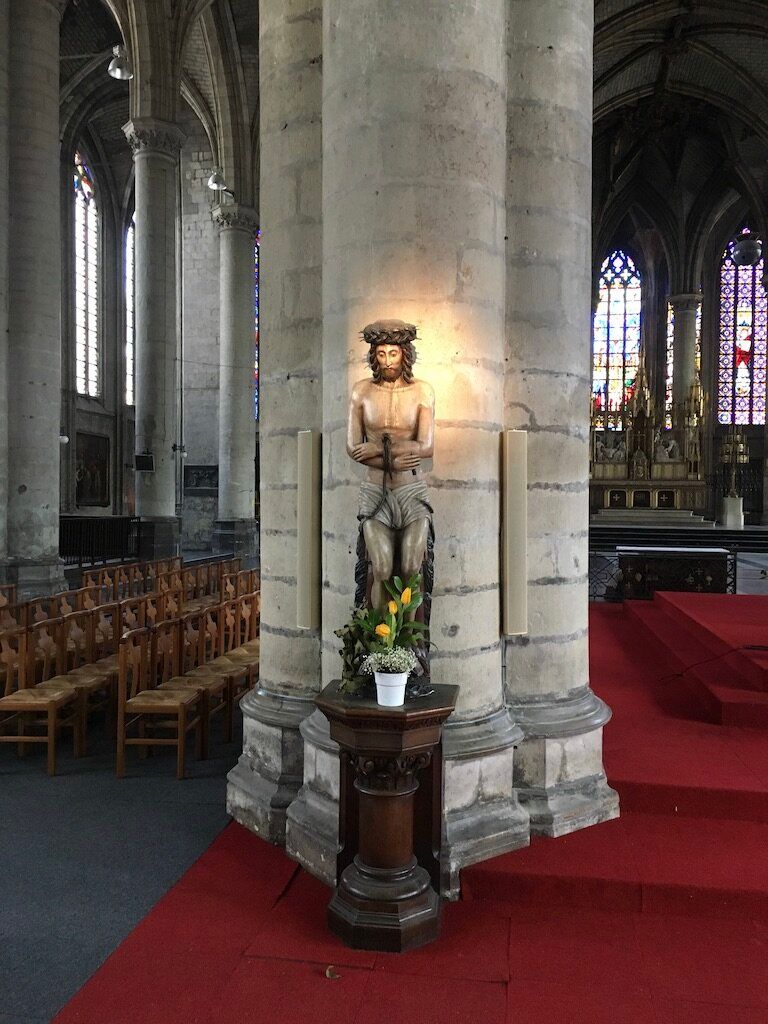 Pilier et statue dans une église, enceinte intégrée discrètement