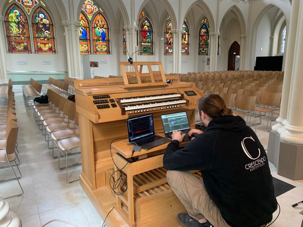 Technicien Céleste au travail dans une église