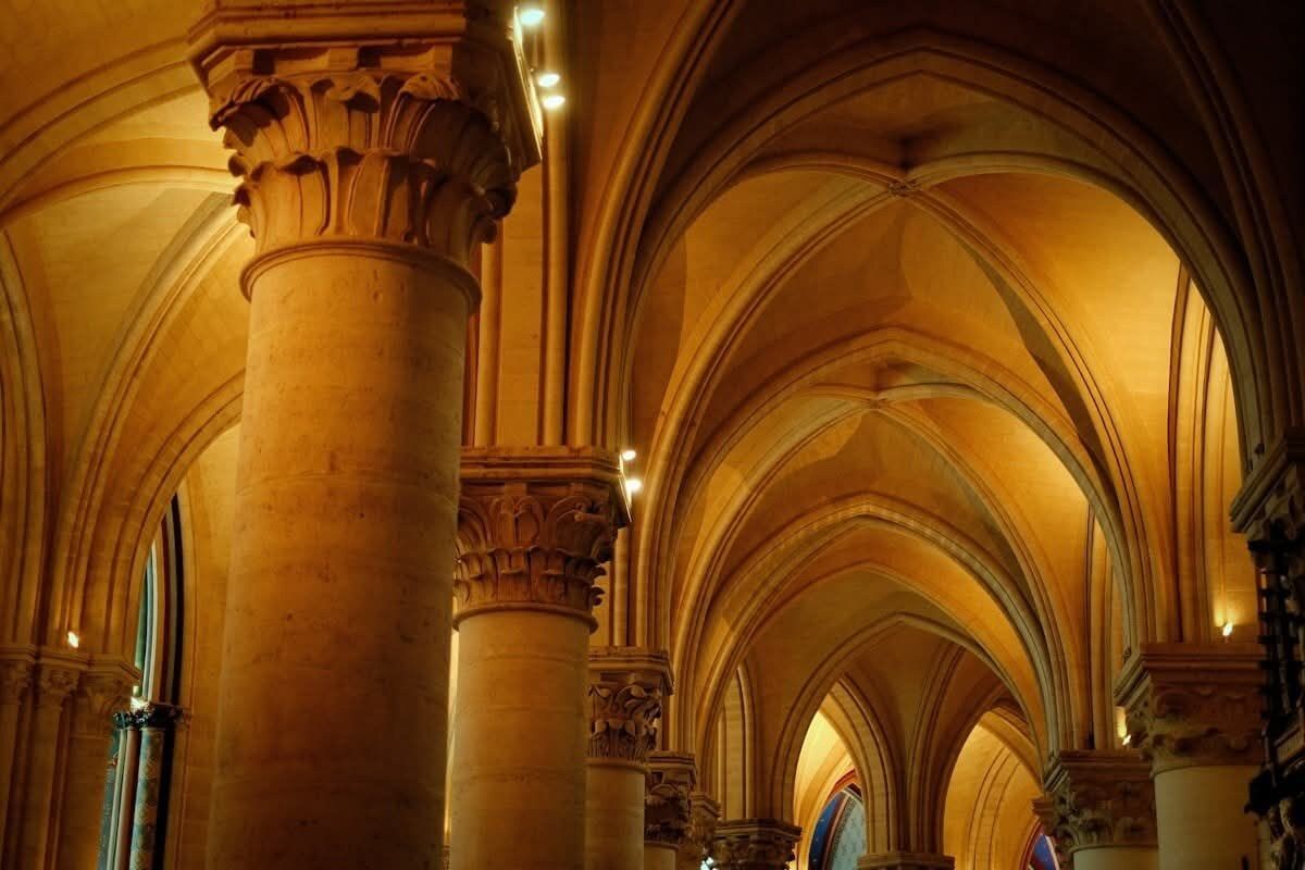Voûtes gothiques et colonnes d’une église éclairées
